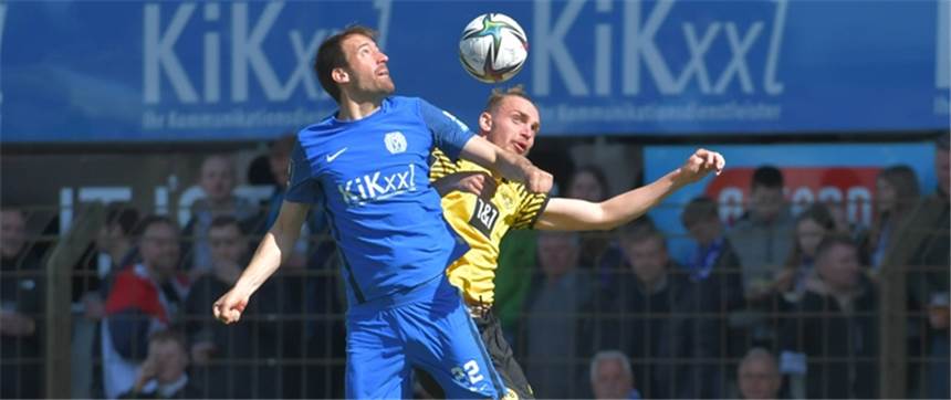 BVB-U23 spielt nur 1:1 in Meppen – Chancenwucher kostet Punkte Bradley Fink geht beim Spiel der BVB-U23 in Meppen zum Kopfball.