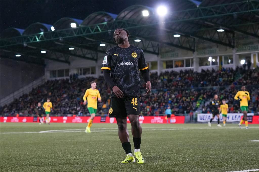 Naive BVB-U19 zahlt Lehrgeld in der Youth League: „So viele Torchancen hatten wir selten“ Samuel Bamba ärgert sich über eine vergeben Torchance.