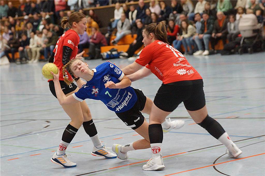 Traditionsduell zwischen HC TuRa und Königsborner SV: Derby-Premiere für Gäste-Coach Stange Rina Nordberg (M.) wirft einen Handball.