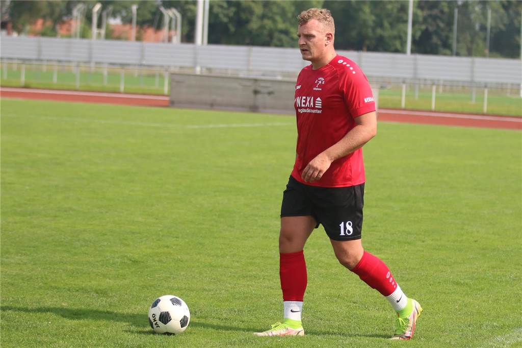 SG Selm dreht Partie gegen Union Lüdinghausen, aber gewinnt nicht: Ex-Spieler trifft doppelt Daniel Ulrich spielte früher für die SG Selm, hier führt er im Trikot von Union Lüdinghausen den Ball.