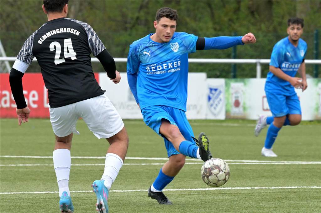 FC Nordkirchen: Luca Frenzel besiegt Ex-Klub BW Alstedde deutlich Luca Frenzel spielt den Ball.