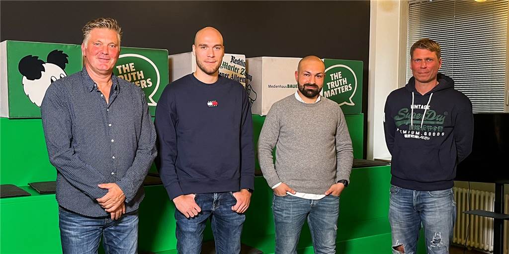 Video-Interview: Cem Kara war mit seinem Lieblingskicker beim SV Hardt in einem Team Vergangene Woche war Cem Kara (2.v.r.) beim "Sporttalk am Freitag" zu Gast, jetzt steht er Rede und Antwort bei "Höchst persönlich".
