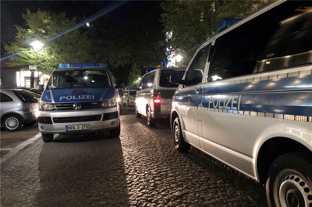 Clans in Dortmund - „Wir sehen nur die Spitze des Eisbergs“ Vergangenen Freitag auf der Schützenstraße: Polizeiwagen stehen dichtgedrängt, Grund ist eine Aktion gegen Clankriminalität.