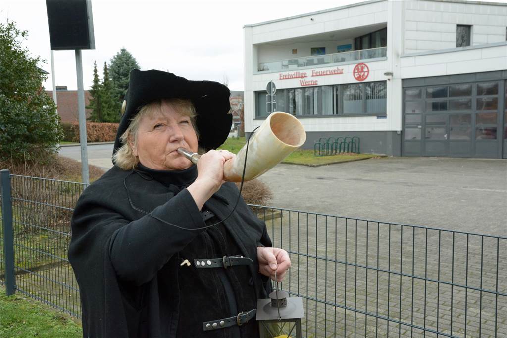 Heidelore Fertig-Möller steht auf diesem Bild in der Montur des Nachtwächters vor der 1974 errichteten Feuerwache am Stadthaus
