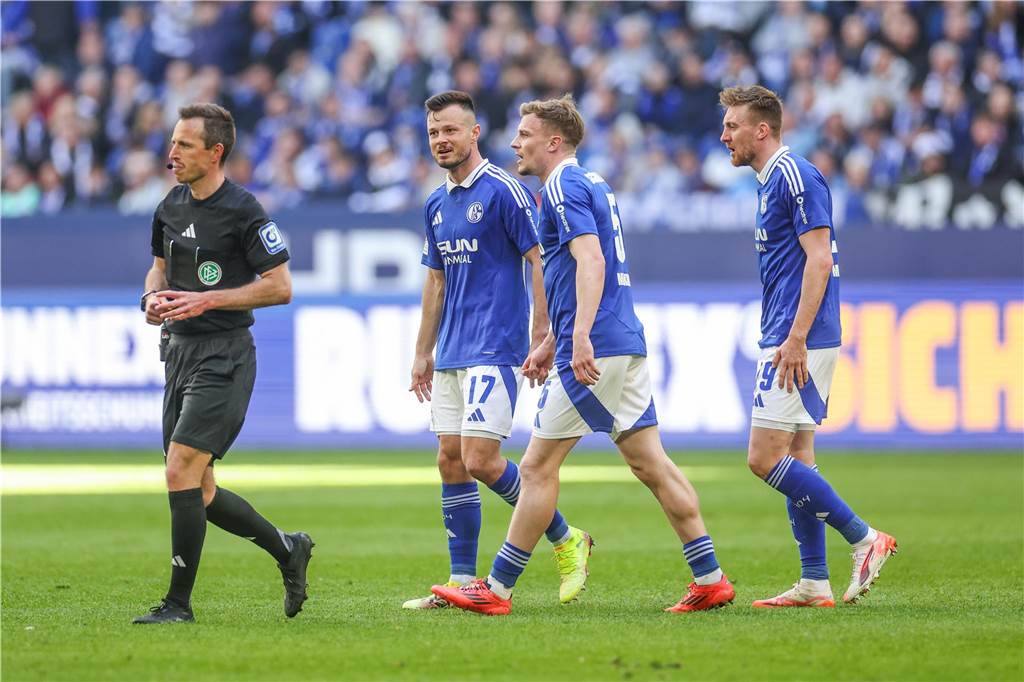 So stellt Schalke 04 die Weichen für die Zukunft Vergebliche Schalker Proteste: Adrian Gantenbein (2.v.l.) muss vorzeitig vom Platz.