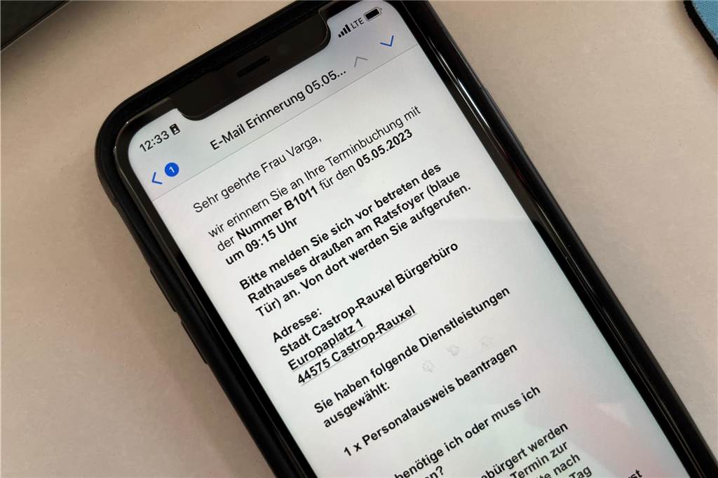 So einfach kann man online einen neuen Personalausweis beatragen Ein Handy mit einer Mail der Stadtverwaltung Castrop-Rauxel.