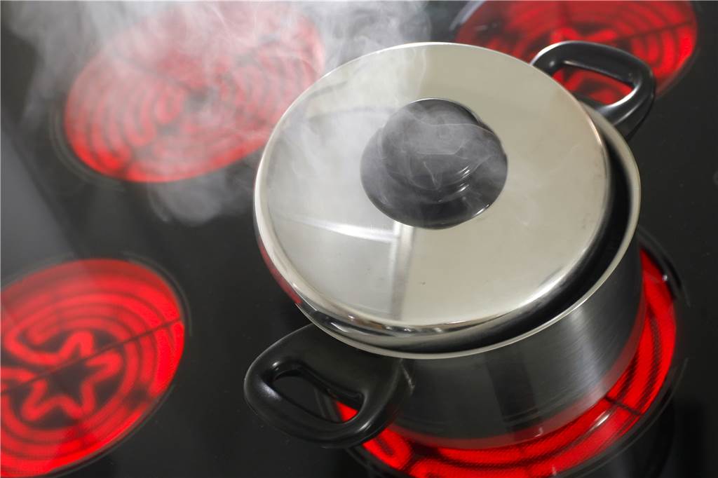 Nach Feuerwehreinsatz: Fettige Abzugshaube kann Brand verschlimmern Vergessenes Essen auf dem Herd kann schnell zu einem Brand führen.