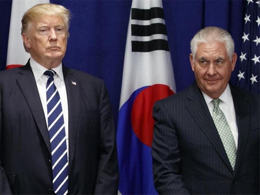 Trump brüskiert US-Außenminister Tillerson "Vergeudete Zeit": US-Präsident Donald Trump hält nichts von der Idee, mit Kim Jong Un zu verhandeln. Das hat er Außenminister Rex Tillerson (r) und den Rest der Welt via Twitter wissen lassen. Foto: Evan Vucci/Archiv