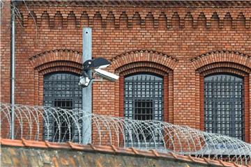 Vergitterte Fenster der Justizvollzugsanstalt Plötzensee in Berlin. Foto: Paul Zinken