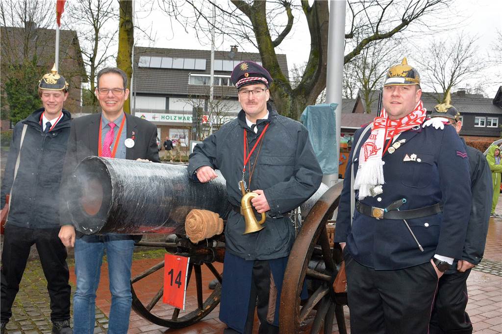 Der Wettergott hatte pünktlich zum Raesfelder Rosenmontagszug ein Einsehen Verhaftung geglückt: Auch der Bürgermeister konnte sich dem Karneval nicht entziehen.