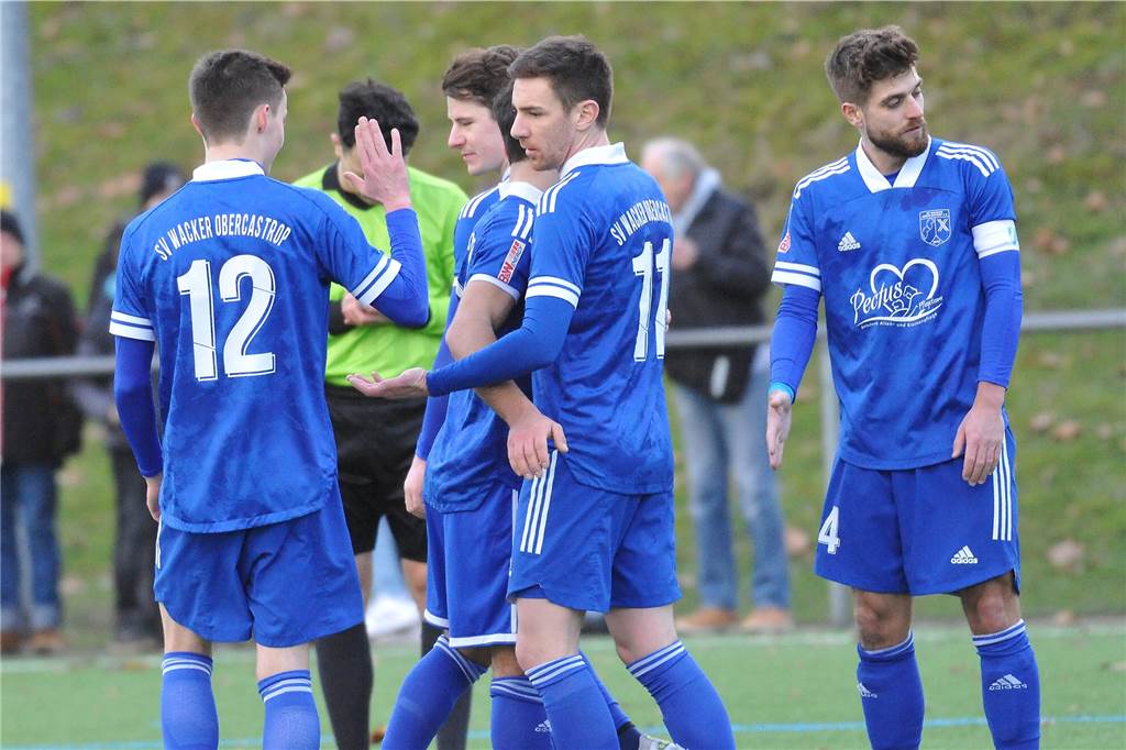 Ex-Bundesliga-Spieler taucht bei Wacker Obercastrop gegen TuS 05 Sinsen auf der Bank auf Verhaltene Freude bei Wacker: Sinsens Mick Nabrotzki erzielte per Eigentor das 1:1.