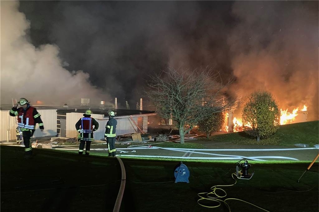 Die längsten Einsätze der Dortmunder Feuerwehr seit 2020 Feuerwehrleute löschen den Brand auf der Golfanlage in Wambel.