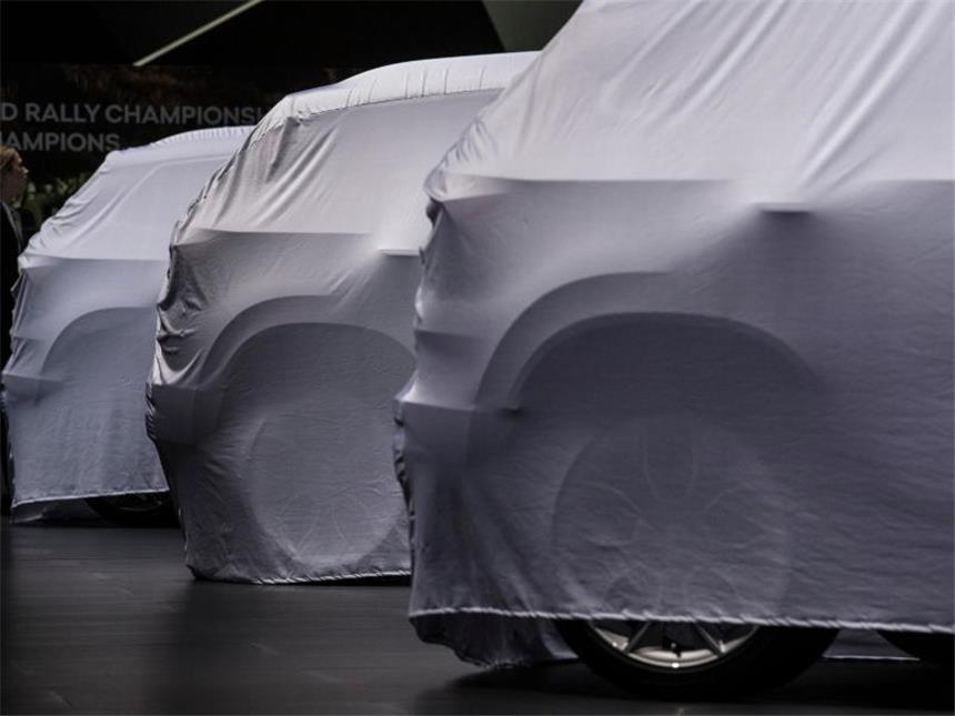 Autoindustrie kündigt Offensive bei Elektrofahrzeugen an Verhüllte neue Modelle auf der Automesse IAA in Frankfurt am Main. Foto: Boris Roessler