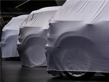 Verhüllte neue Modelle auf der Automesse IAA in Frankfurt am Main. Foto: Boris Roessler