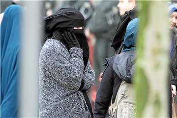 Verhüllung als Emanzipation vom westlichen Schönheitsbild und Bekenntnis zum Islam: Das Kopftuch kann bei jungen Frauen in der Radikalisierung eine Rolle spielen, aber nicht immer kommt das vor. Das Bild ist 2014 während einer Salafisten-Veranstaltung auf der Kampstraße entstanden.