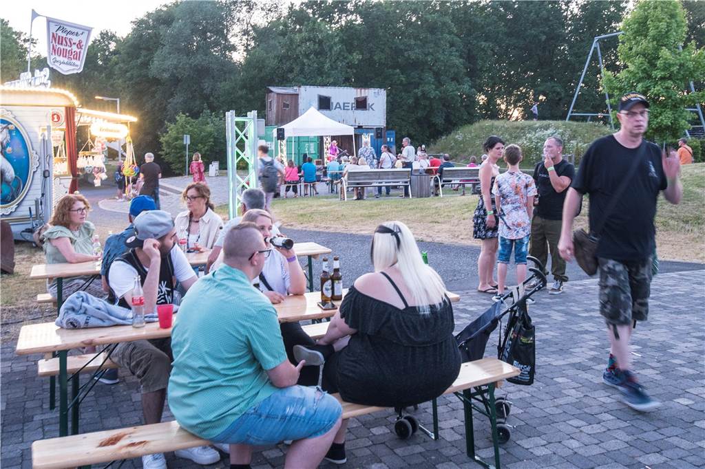 Besucher bei der Extraschicht 2023 im Schiffshebewerk Henrichenburg in Waltrop.
