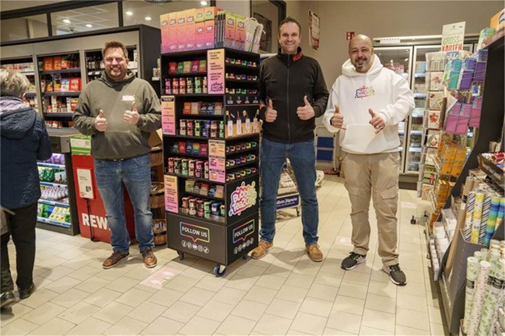 Rewe-Filiale in Brackel hat nun „Bubble Tea to go“ im Angebot Verkaufen demnächst Bubble Tea im Rewe an der Flughafenstraße in Brackel (v.l.): Sebastian Hosbach, Christian Weihnacht und Aimad Seghaier