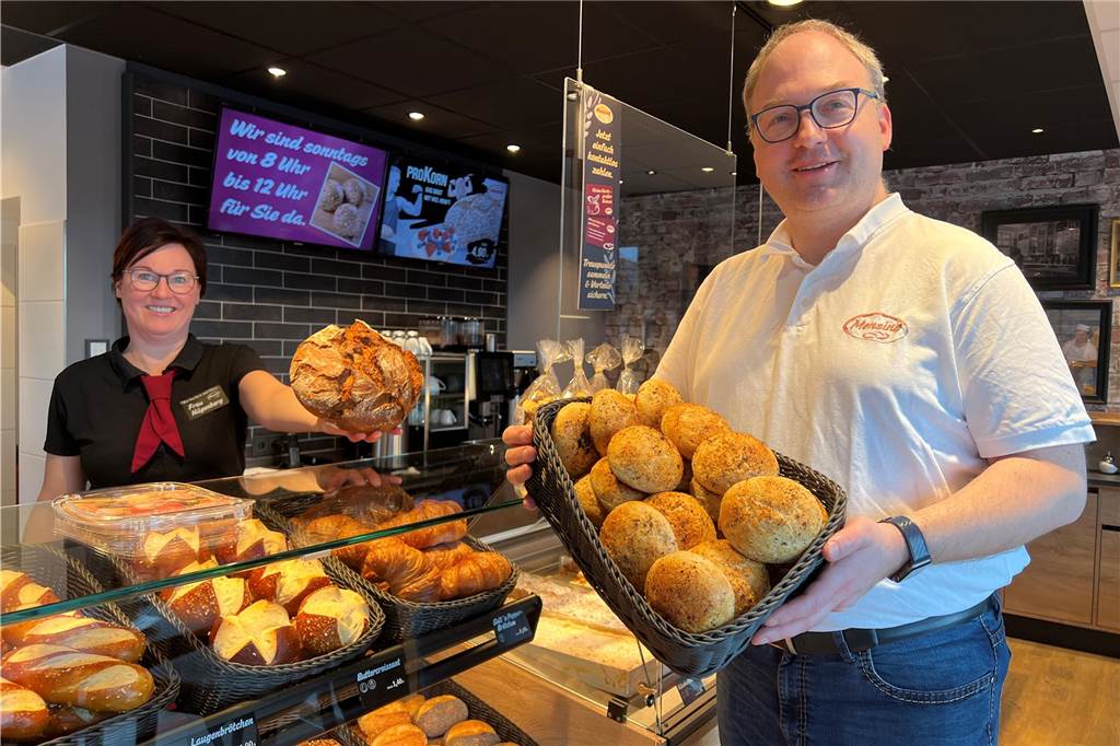 „Das wird ganz schön eng“: Bäckerei-Konkurrenz an der Fuistingstraße Verkaufsleiterin Bettina Hilgenberg und Bäckermeister Stephan Mensing präsentieren das Lünsberger Brot und die Salt-'n'-Pepper-Brötchen in der neuen Filiale der Bäckerei Mensing in Ahaus.