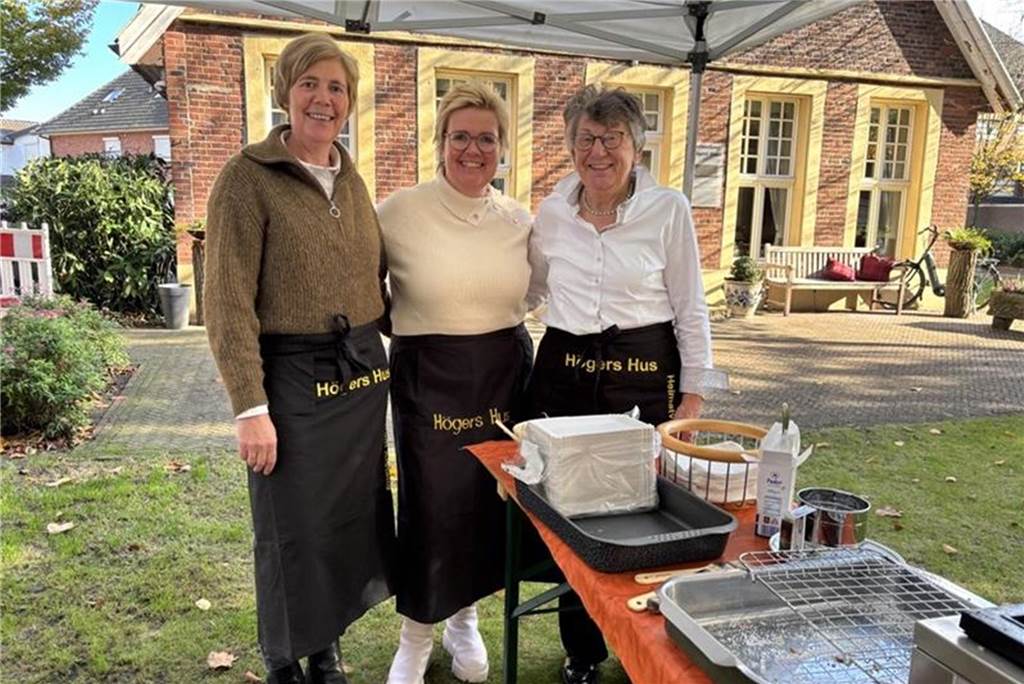 Verkaufsoffener Sonntag: Alstätter Herbst lockte am Sonntag in den Ortskern Verkauften Waffeln im Heimathaus Hogens Hus (v.l.): Marion Heidemann, Petra Ellerkamp und Maria van Weyck.