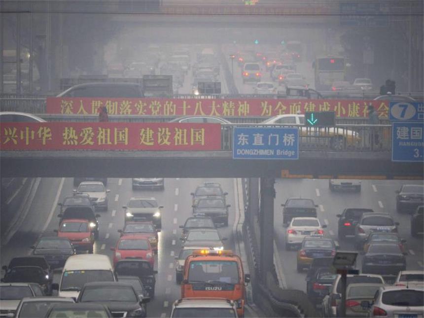 «New York Times»: Chinas CO2-Ausstoß viel höher als gedacht Verkehr in Peking: Die Massenmotorisierung schnürt Chinas Metropolen die Luft ab. Foto: Adrian Bradshaw/Archiv
