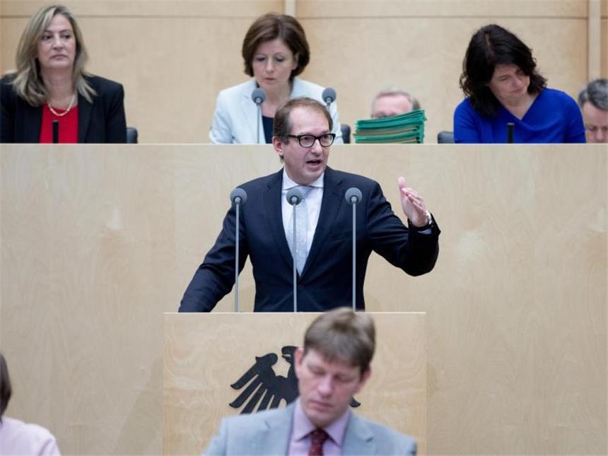 Bundesrat gibt Weg für umstrittene Pkw-Maut frei Verkehrsminister Dobrindt kann nun die nächsten Schritte für die Maut-Einführung angehen. Foto: Kay Nietfeld