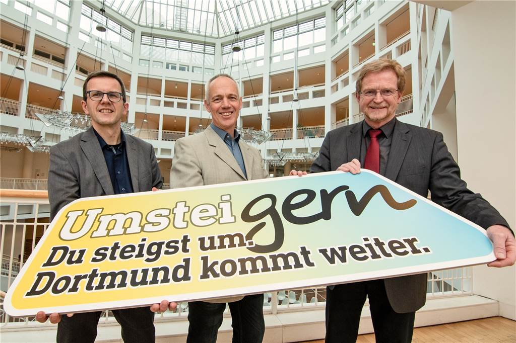 Verkehrsplaner Andreas Meissner (v.l.), Dirk Pohlmann von DSW21 und Umweltdezernent Ludger Wilde stellten im Rathaus die "Umsteigern"-Kampagne vor.
