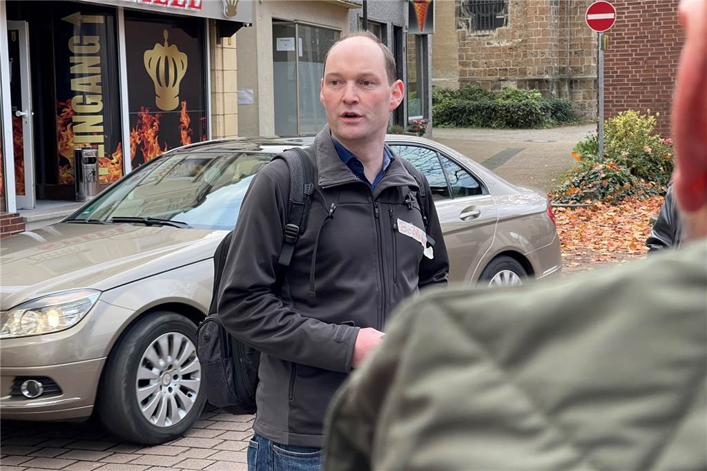 Was Borker wollen: Sichere Schulwege und mehr Fahrradstraßen Verkehrsplaner Michael Boßhammer diskutierte mit den Teilnehmenden über die Verkehrssituation an verschiedenen Stellen in Bork.