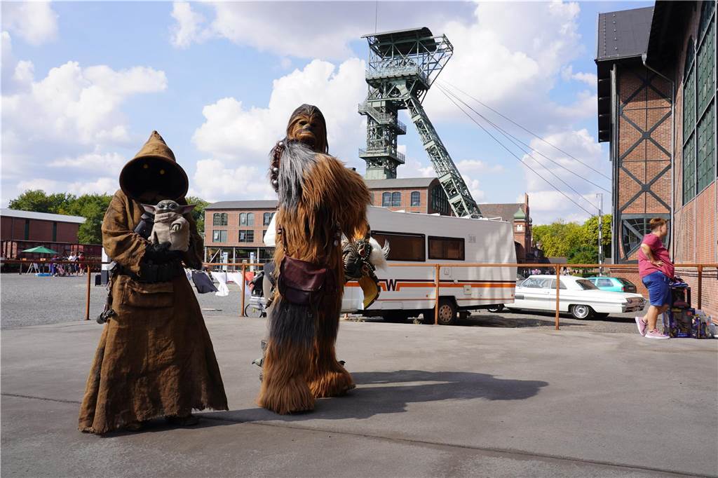 Marché Noir: „Nerd-Party mit Halligalli“ erstmalig auf Fürst Leopold Zwei Personen, verkleidet als Star Wars-Charaktere, stehen im Zuge der Marche Noir auf dem Zeche Zollern-Gelände in Dortmund.