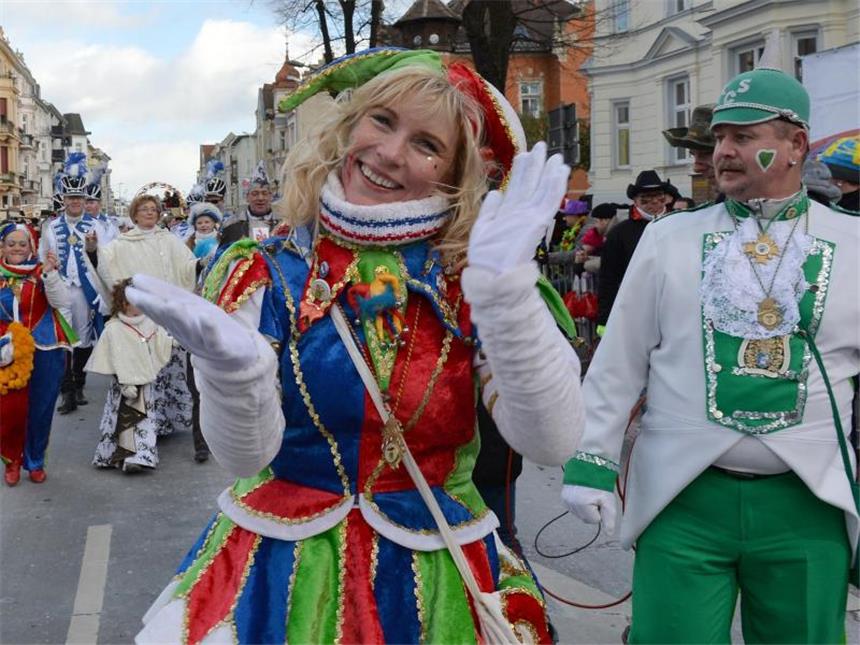 Kostümhersteller hoffen nach Umsatzdelle auf Karneval Verkleidete Karnevalisten feiern in Cottbus: In der vergangenen Saison waren die Kostümverkäufe um rund fünf Prozent zurückgegangen. Foto: Bernd Settnik