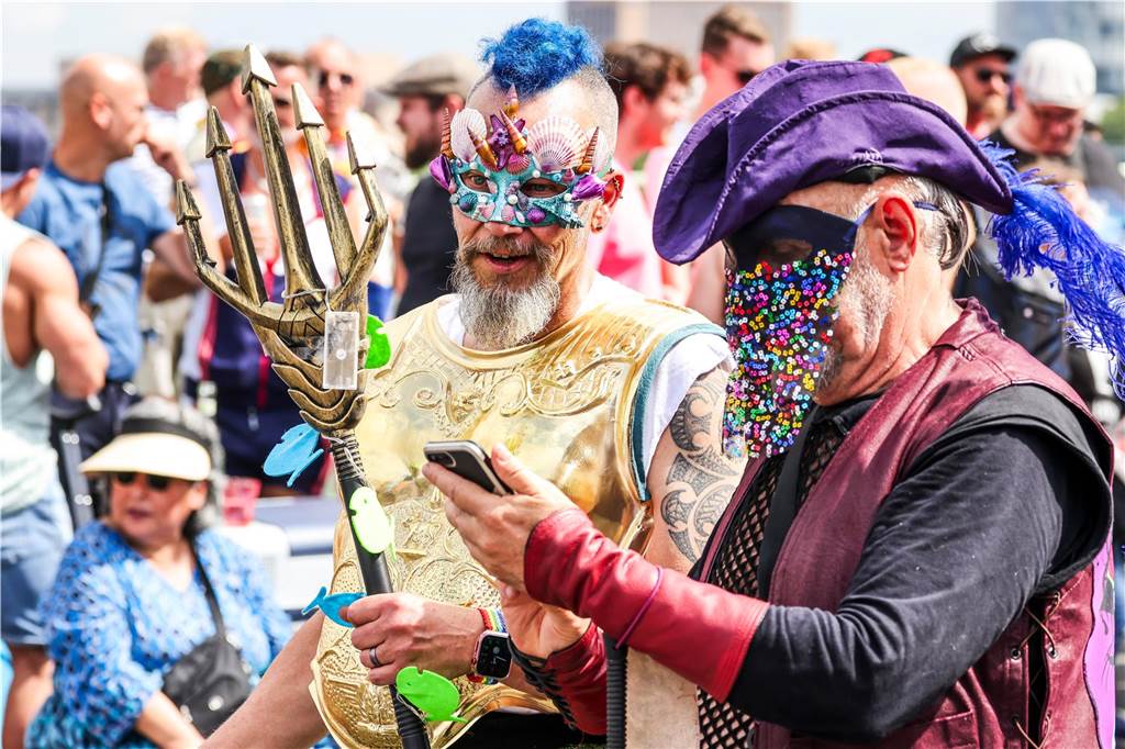 Verkleidete Teilnehmer beim CSD in Köln. Mit mehr als 60 000 Teilnehmern und über eine Million erwarteten Besuchern gilt der Kölner CSD als einer der größten in Europa.
