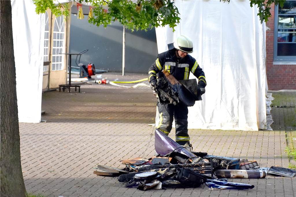 Feuer im N-Joy: Feuerwehr eilt früh am Kirmessonntag zur Disko Brandtrümmer vor dem N-Joy