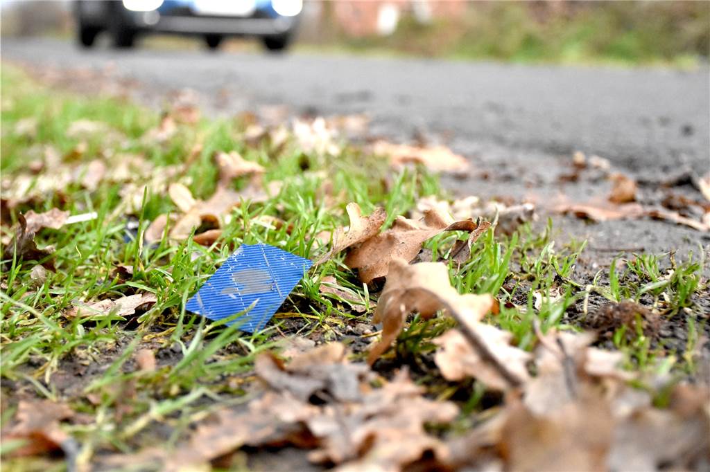 Verkohlte Splitter der Photovoltaik-Elemente auf dem Dach des Gebäudes waren durch die enorme Hitze etliche hundert Meter weit weggeweht worden.