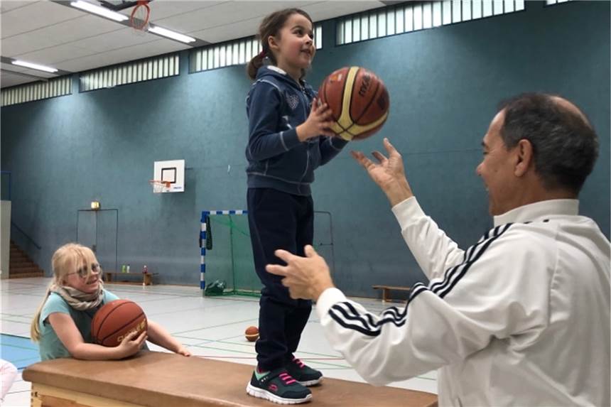 Lippebaskets Werne stellen mit Spaß und Spiel neues U10-Mädchenteam auf Verkürzte Distanz zum Korb vom Kasten aus: Jens König (r.) leitet die erste Einheit der U10-Basketballerinnen bei den LippeBaskets Werne.