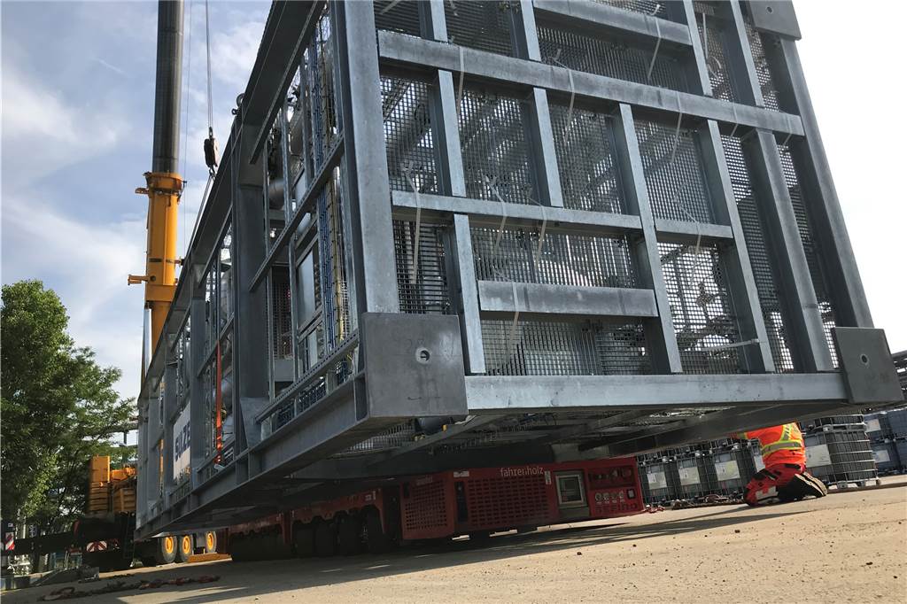 Wie zwei Stahl-Kolosse das Rütgers-Werk in eine neue Generation führen Verladen ist Millimeterarbeit: Damit die Anlager Firma Sulzer genau richtig auf den Transporter gelegt wird, muss alles stimmen.