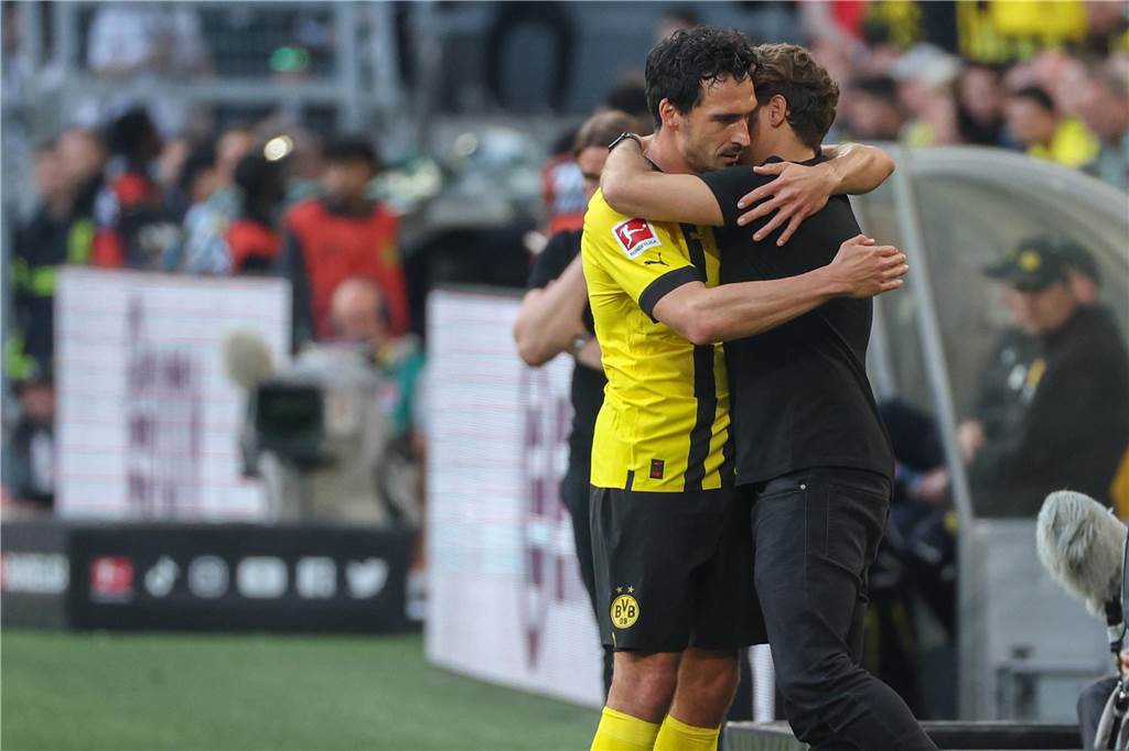 BVB-Sportdirektor Kehl kündigt Hummels-Entscheidung an: Bellingham-Gespräche nach Saisonende Mats Hummels und Edin Terzic umarmen sich.