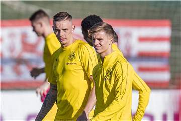 Verlässt den BVB: Dzenis Burnic (r.). Die sportliche Zukunft von Marius Wolf ist offen.