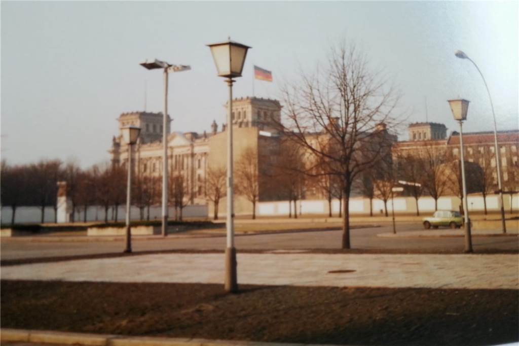 Träume, Tränen, Trauer: Erinnerungen an die ersten DDR-Flüchtlinge in Haltern Verlassen und leer: Der Platz am Reichstag - aus Ostberlin betrachtet - vor der Wende.