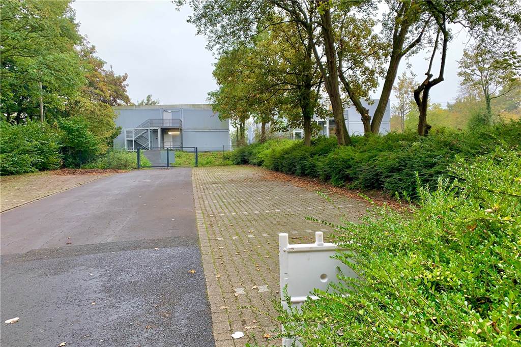 Ein Containerdorf am Zoo - und warum es immer noch dort ist Verlassen wirkt das Containerdorf an der Mergelteichstraße.