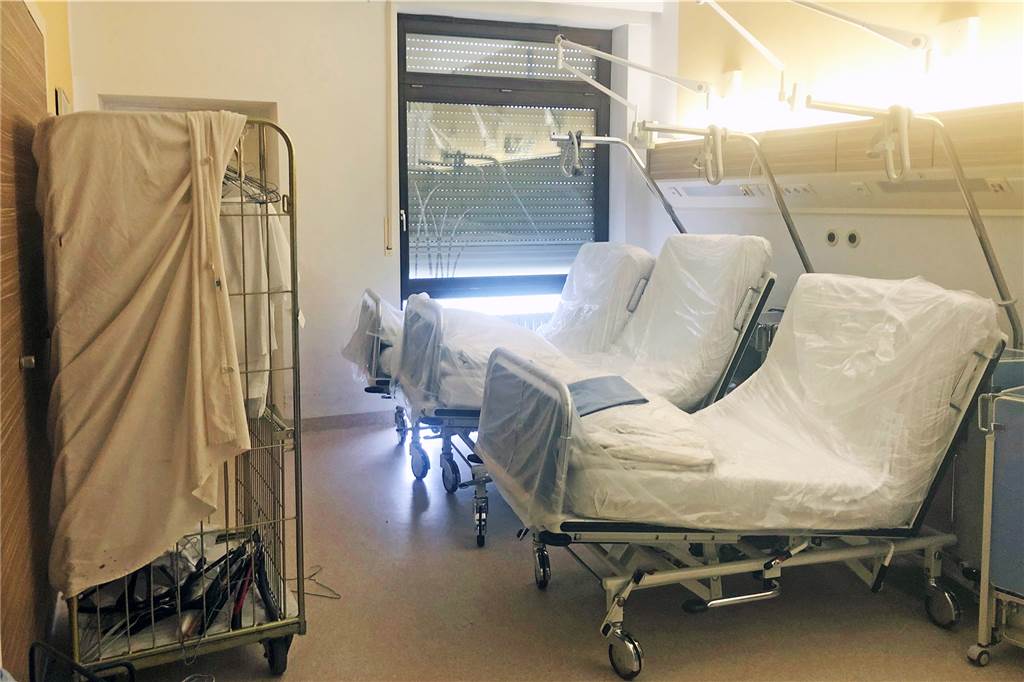 Verlassene Orte: In einigen Patientenzimmern stehen noch die Betten, viele sind bereits leer geräumt.