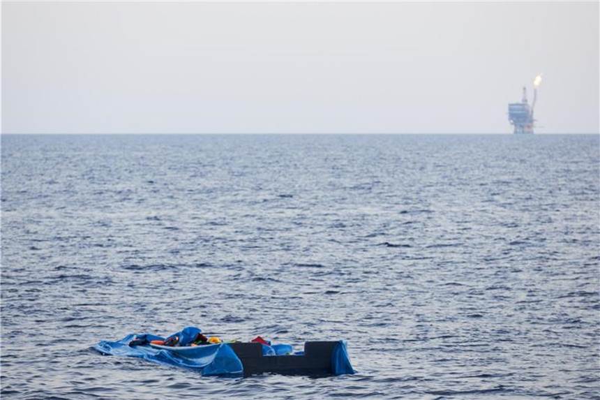 115 Migranten nach Bootsunglück vor libyscher Küste vermisst Verlassenes Schlauchboot im Mittelmeer. Foto: Fabian Heinz/Sea-Eye/Symbol