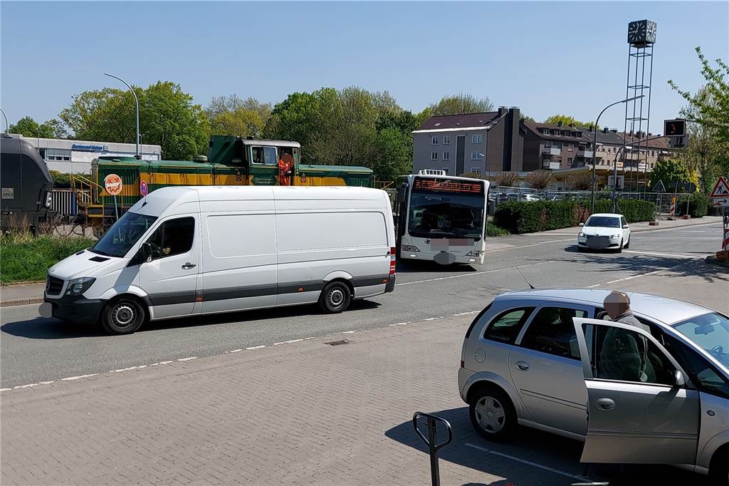 Hafen Dortmund: Bahn rammt Schulbus und schleift ihn zehn Meter mit Verletzt wurde bei dem Unfall glücklicherweise niemand - der Bus ist jedoch stark beschädigt und musste abgeschleppt werden.