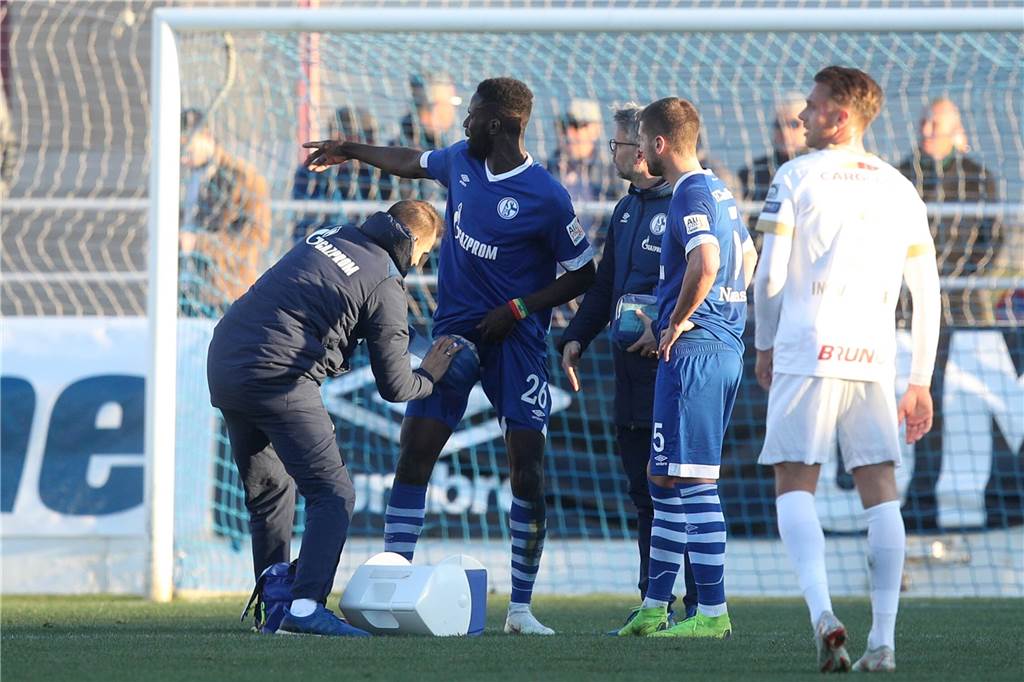 Christian Heidel ist noch immer auf Spielersuche - und hat noch Hoffnung beim Thema Harit Verletzte sich im Spiel gegen Genk: Salif Sané.