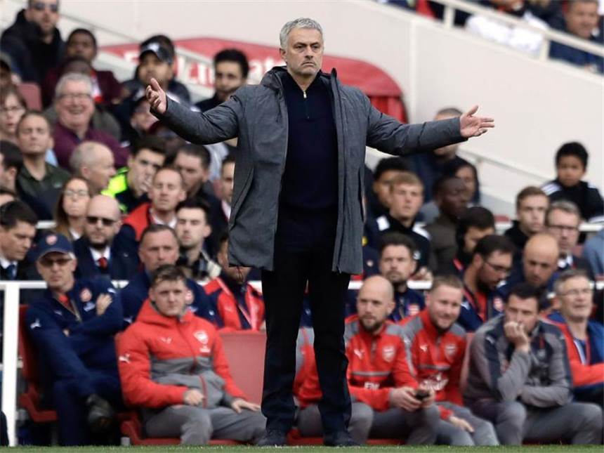 ManU-Trainer freut sich nach Niederlage für die Arsenal-Fans Verloren, was soll's? - ManU-Trainer José Mourinho blieb trotz der Niederlage seines Teams gegen Arsenal ungewohnt gelassen. Foto: Matt Dunham