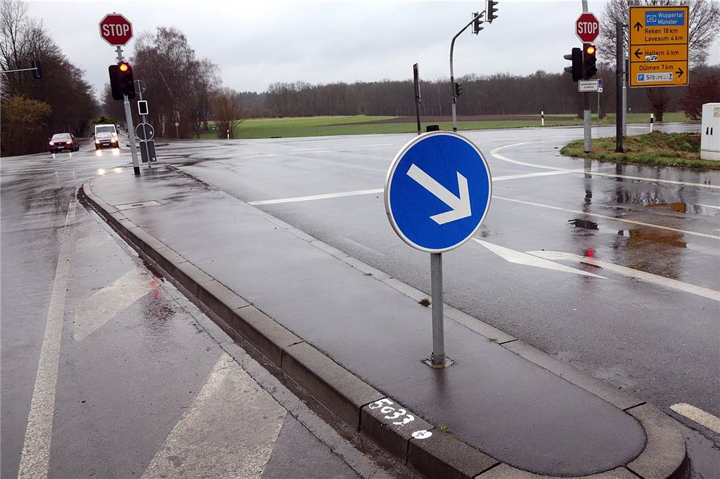 Keine neue Ampel: Unfallkreuzung in Sythen bleibt weiter gefährlich Vermessungsarbeiten, die an der Kreuzung Sythener Straße / Münsterstraße vorgenommen wurden, stehen nicht im Zusammenhang mit den Planungen von Straßen.NRW.