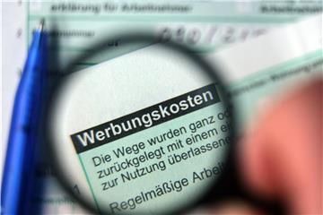 Vermieter können Ausgaben für den Winterdienst als Werbungskosten steuerlich absetzen. Foto: Jens Büttner/dpa-Zentralbild/ZB