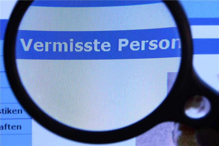 Josy (13) ist gefunden worden - die Fahndung hat sich erledigt Hinter einer Lupe ist der Schriftzug "Vermisste Person" auf einem Fahndungsaufruf auf der Internetseite des Bundeskriminalamtes (BKA) zu sehen.