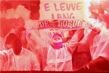Vermummte Kölner Fans brennen auf der Tribüne in Belgrad Pyrotechnik ab. Foto: Dragan Stankovic