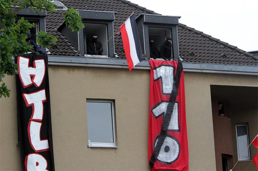 Neues Aktionsbündnis will Protest besser organisieren Vermummte Rechtsextremisten provozierten die Demonstranten in Dorstfeld.
