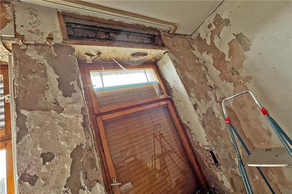 Einblicke ins rote Haus: Durch die Tür in eine längst vergangene Zeit Wasserschäden in der ersten Etage des roten Hauses an der Werner Straße.