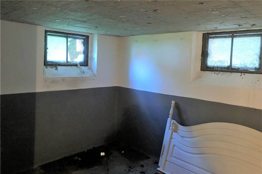 Kellerbrand-Serie: Der nächste Brand im Dortmunder Westen Vermutlich hat sich der Täter durch dieses Kellerfenster (l.) Zutritt verschafft oder einen brennenden Gegenstand in den Raum geworfen.